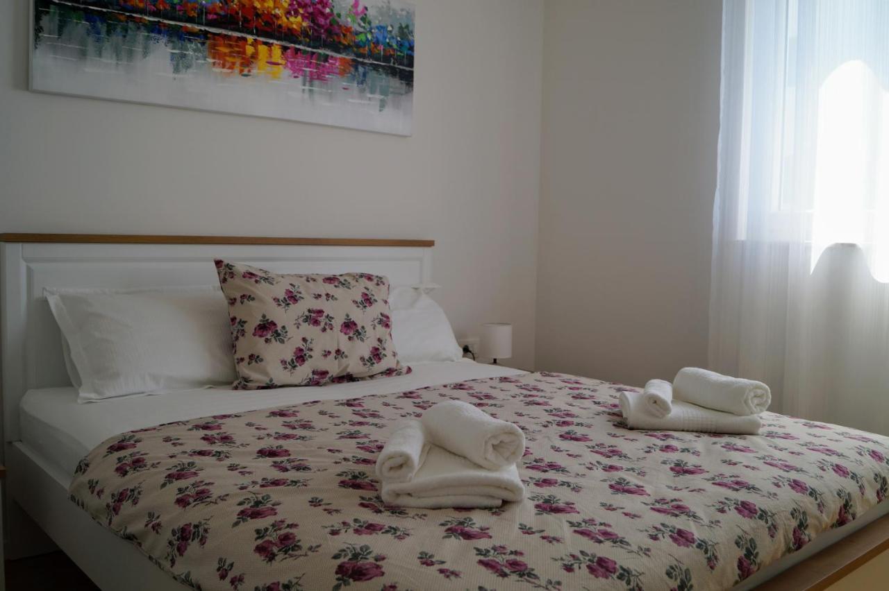 Apartment Ivona With Beautiful Seaview Makarska Eksteriør billede